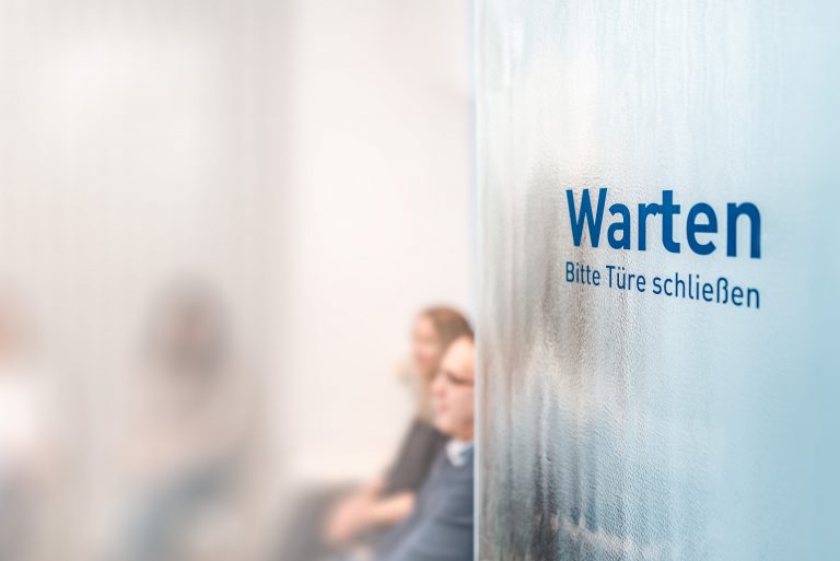 ./assets/bilder/praxisgalerie/zahnarzt_fuchs_alzenau_wartezimmer-768x513.jpg